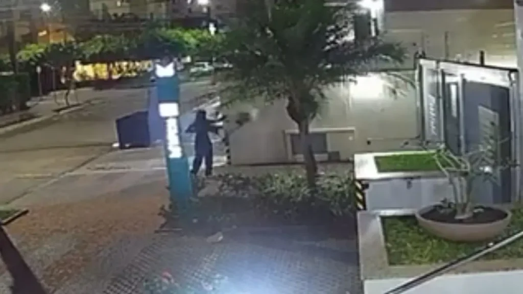 Mulher atira roupas rasgadas em frente a prédio em Goiânia