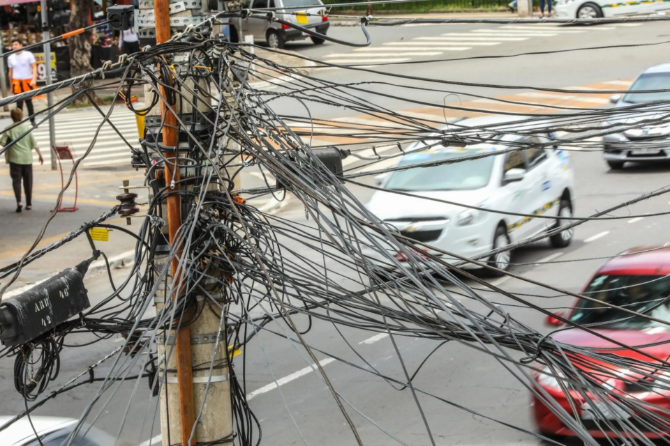Emaranhado de fios instalados em postes de Goiânia expõe problemas na infraestrutura aérea e integra investigação da CEI dos Fios Soltos sobre fiscalização e segurança da população (Foto: Reprodução/Instagram)