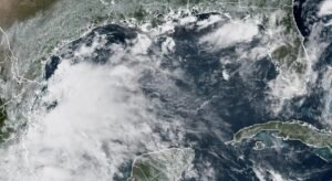México espera chuvas e ondas fortes devido ao furacão Trudy