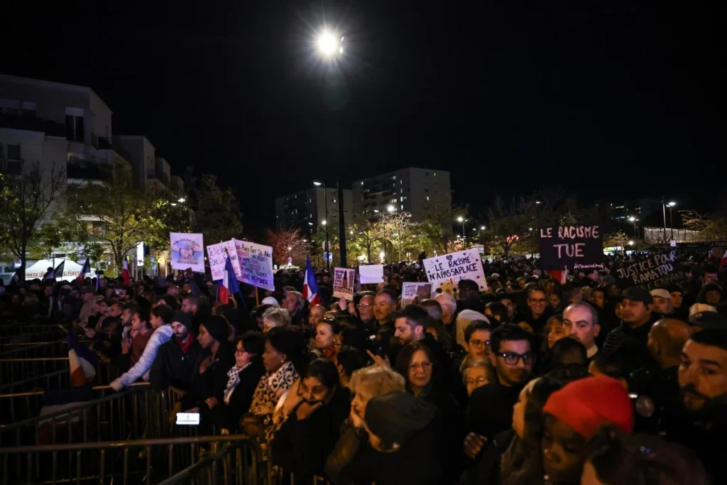 França reforça segurança com 70 mil agentes para protestos no Halloween