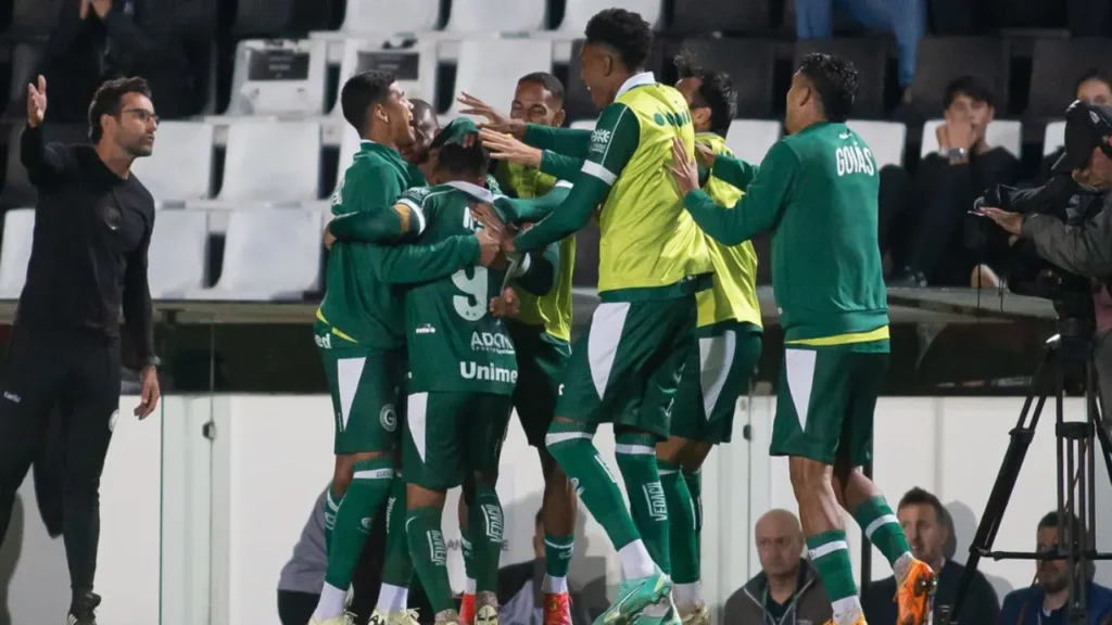 Goiás vence o Operário-PR e se aproxima do G-6 da Série B