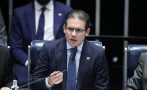Motta diz que quer pautar voto distrital misto neste ano com transição em 2030