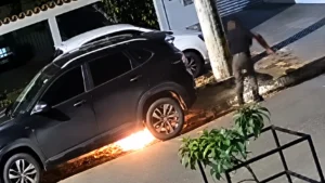 Ex incendeia loja e carro de empresária em Senador Canedo