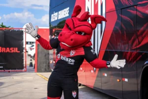 Mascote do Atlético-GO representa o Dragão, símbolo que acompanha a identidade do clube desde a década de 1940 (Foto: Divulgação/Atlético-GO)
