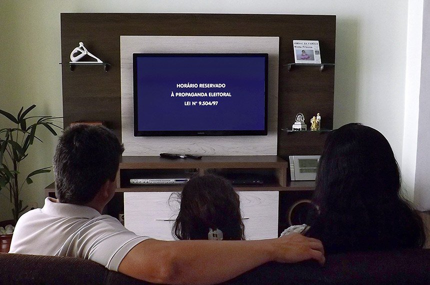 Horário eleitoral gratuito volta nesta sexta no rádio e na TV