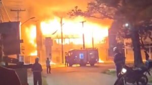 Ministro anuncia novo prédio, extensão de bolsas e compra de equipamentos após incêndio na UFPE
