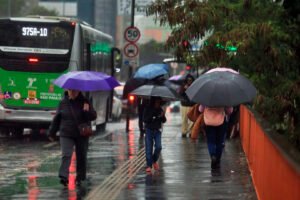 Chuva forte coloca São Paulo em estado de atenção, e carros ficam boiando no túnel do Anhangabaú