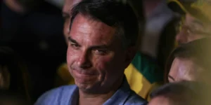 Isolamento de Flávio Bolsonaro cresce após fuga e carta com teor golpista