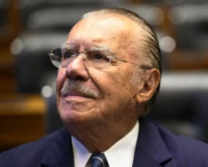 José Sarney recebe alta hospitalar após internação para tratar pneumonia