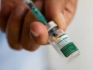 Mais de 45 mil jovens não completaram vacinação contra a dengue no Distrito Federal