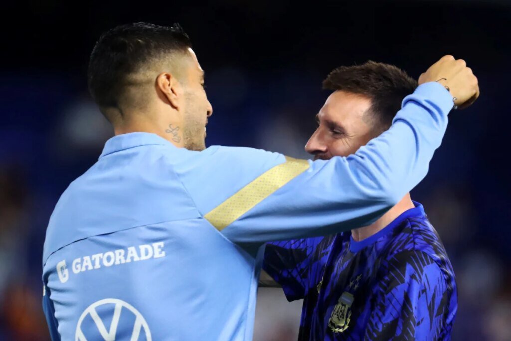 Luis Suárez homenageia Messi após aposentadoria da seleção: "Obrigado!"