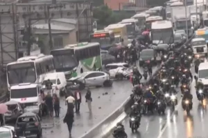 Motorista morre após infarto ao volante e causa engavetamento na Via Dutra