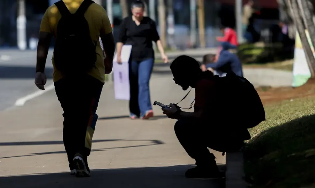 Jovens nem-nem caem no Brasil, mas taxa segue acima da média da OCDE