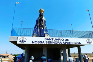 Imagem de Nossa Senhora Aparecida de 27 metros de altura e 21 toneladas foi construída às margens da BR-158, em Bom Jardim de Goiás ( Crédito: Reprodução Youtube)
