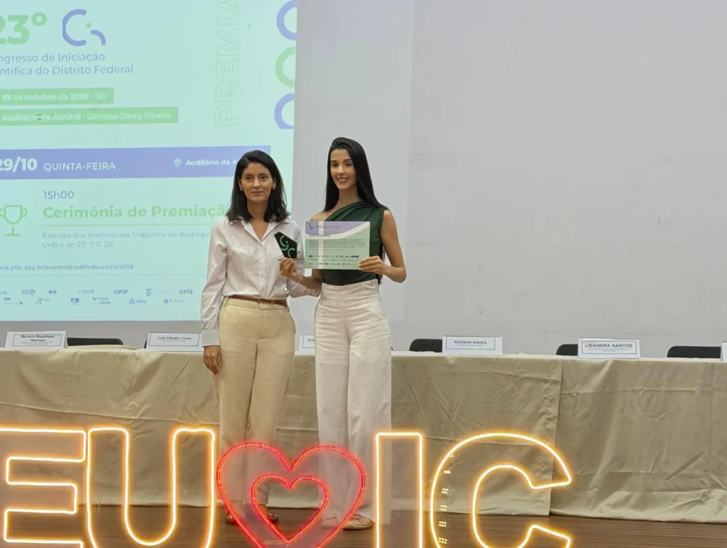 Pesquisa de estudantes da Escs sobre tuberculose e HIV é premiada em congressos científicos