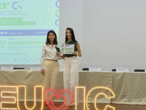 Pesquisa de estudantes da Escs sobre tuberculose e HIV é premiada em congressos científicos