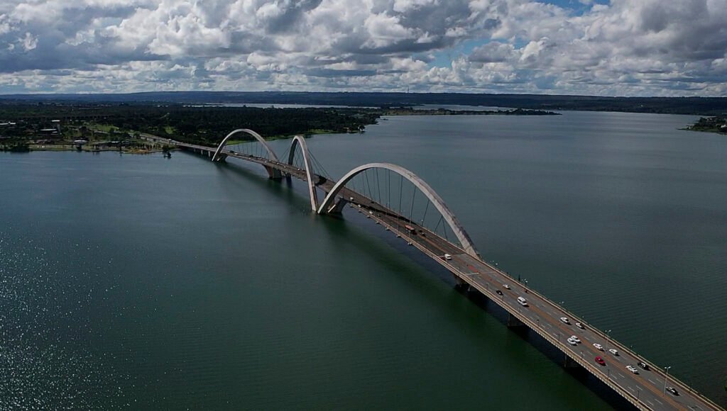 Chuva e neblina levam DER-DF a suspender faixa reversa da Ponte JK