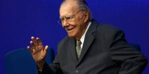 José Sarney recebe alta hospitalar após nove dias de internação