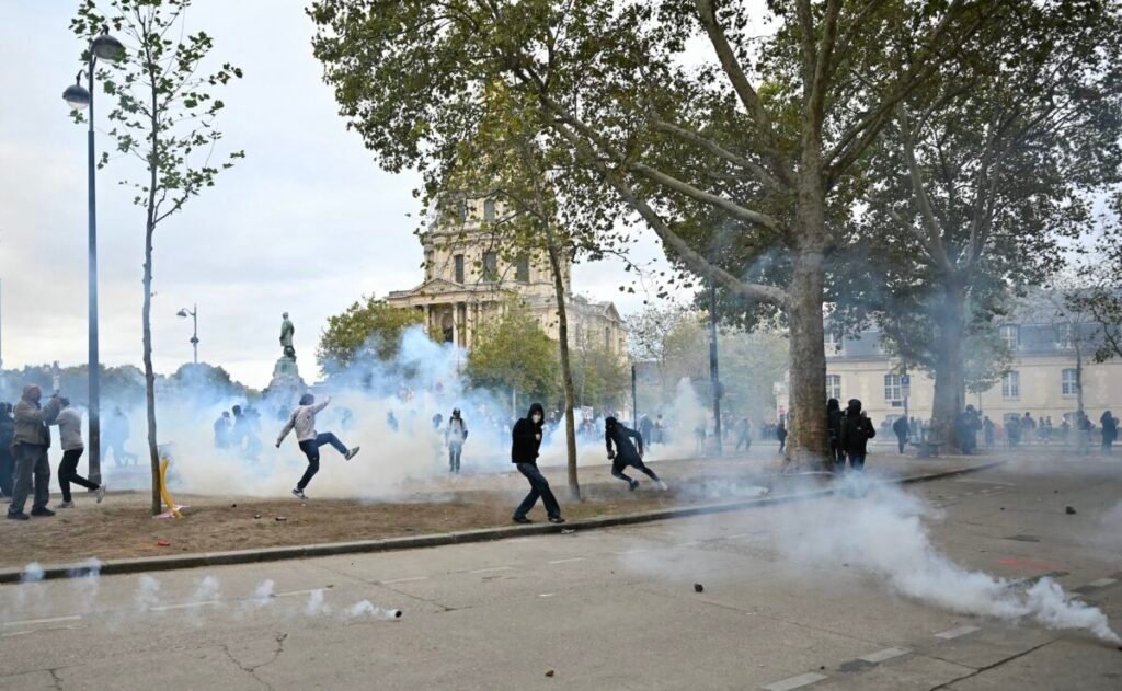 Homem mata 1 pessoa e fere outras 5 perto de Paris; Macron vê ‘ideologia racista’