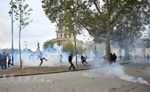 Homem mata 1 pessoa e fere outras 5 perto de Paris; Macron vê ‘ideologia racista’