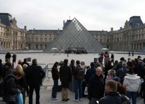 Protesto fecha Louvre, e governo anuncia toques de recolher para conter onda de violência na França