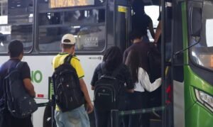 Passageiros enfrentam filas em busca de ônibus gratuitos para votar em SE