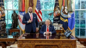 Quem é Jason Miller, estrategista ligado a Trump que auxiliou Flávio Bolsonaro