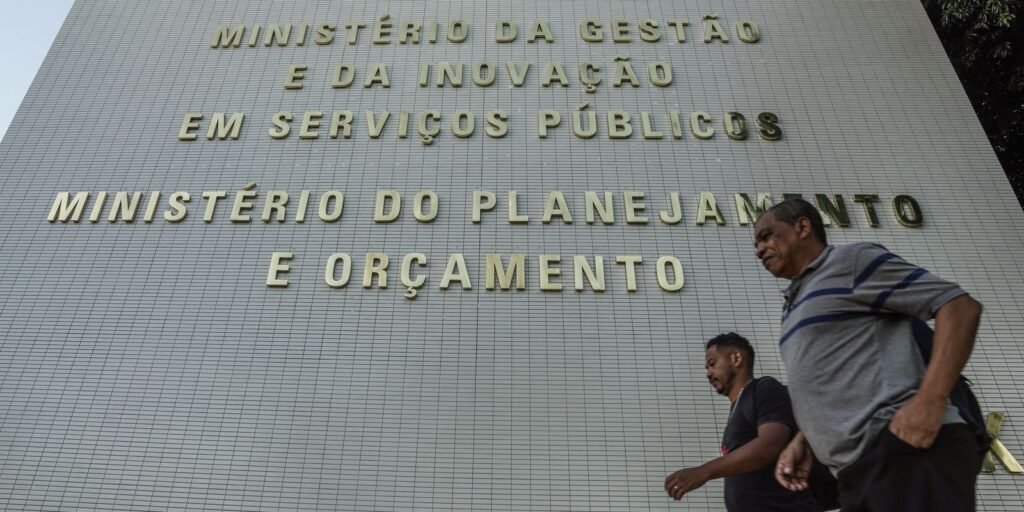 Governo calcula remanejar R$ 20 bi para medidas de estímulo econômico