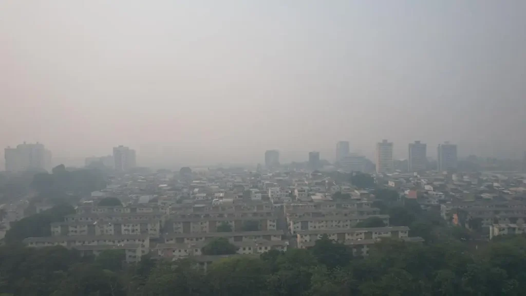 Fumaça em Manaus encobre capital pelo terceiro dia; ar é péssimo