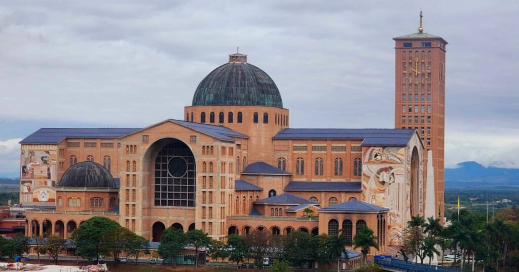 Devotos atravessam a madrugada em fila para ver imagem de Aparecida, no interior de SP