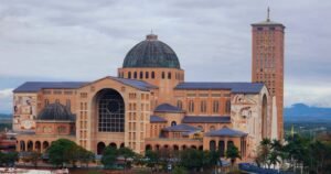 Devotos atravessam a madrugada em fila para ver imagem de Aparecida, no interior de SP