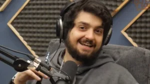 Influenciador digital em estúdio de podcast