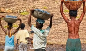 Mais de 500 mil crianças e adolescentes trabalhavam em atividades de risco no Brasil, diz IBGE