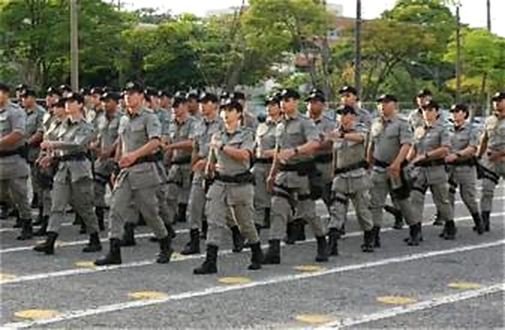 Um dos 10 PMs condenados por tortura em Goiás segue na ativa