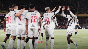 Vasco vence o Boca Júniors com um a menos em La Bombonera
