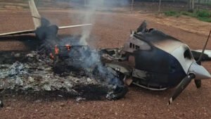 FAB intercepta aeronave vinda da Bolívia; piloto faz pouso forçado e incendeia avião