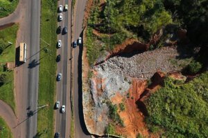 Obra às margens da BR-040 para conter voçoroca deve ficar pronta em 6 meses
