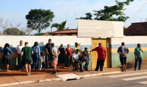 Escola que nasceu de curral emociona eleitores em Goiás