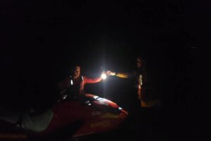 Embarcações viram durante tempestade, e bombeiros resgatam seis pessoas