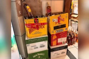 Polícia apreende 600 garrafas de whisky adulterado em Goiânia