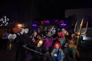 Castelo em Goiânia recebe festa de Halloween com concurso de fantasias e shows de rock